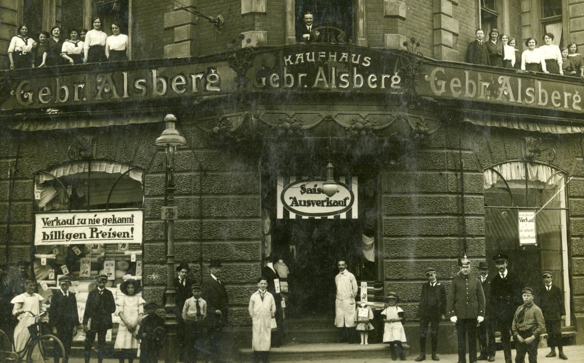 Abb-134 | Filiale des Kaufhauses der Gebr. Alsberg in Buer mit Mitarbeiter*innen und Geschäftsführern, Ausschnitt aus einer Ansichtskarte, ca. 1910